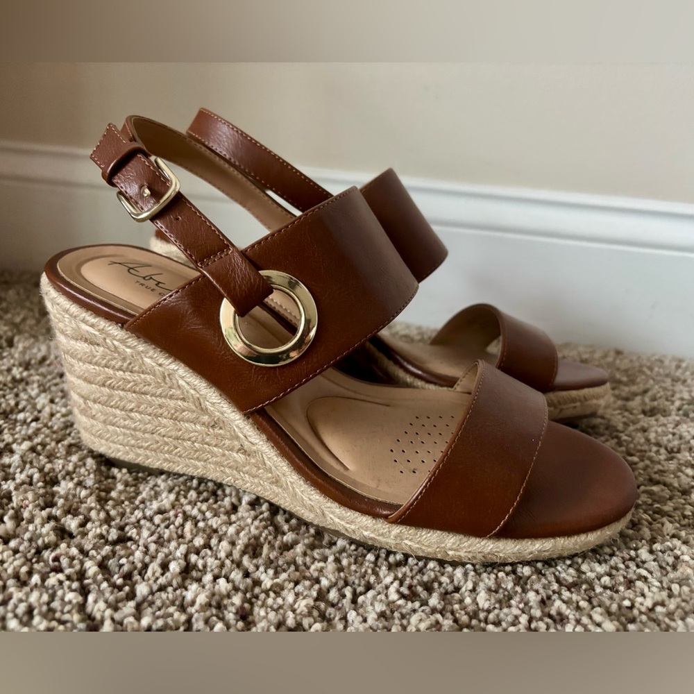 NWOT Abella Brown Taya Wedge Heel Sandal. Size 9.5 Espadrille. Gorgeous!